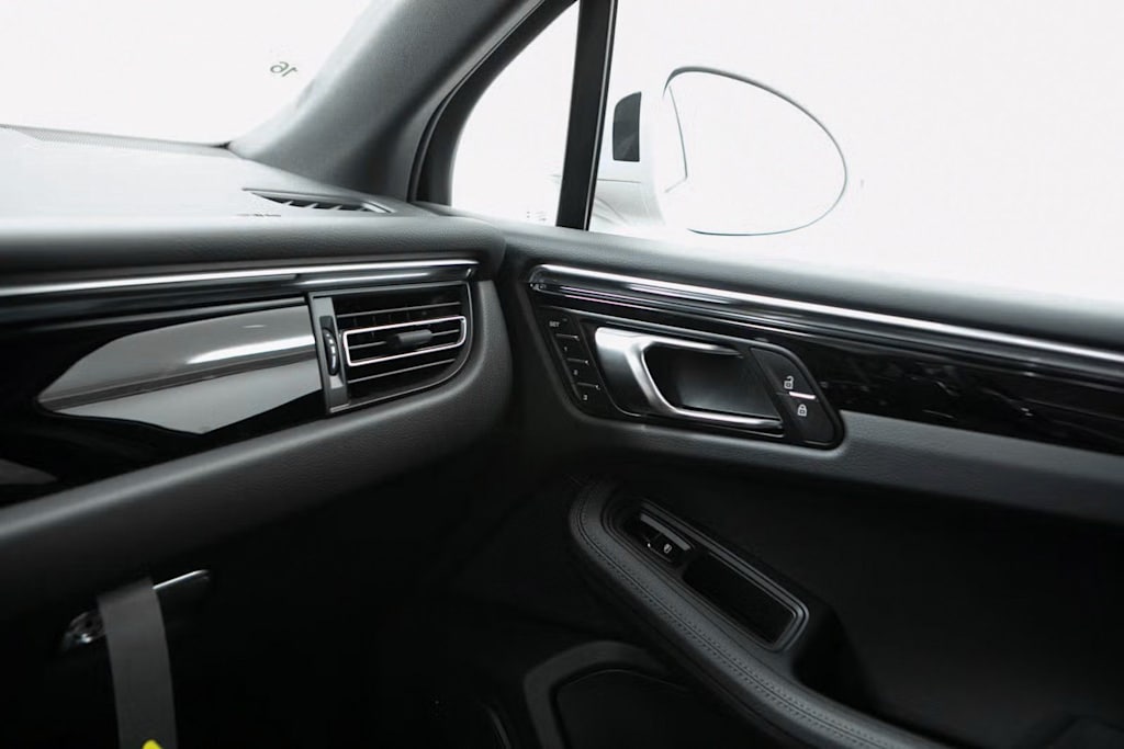 Thumbnail: 2025 Porsche Macan - 27