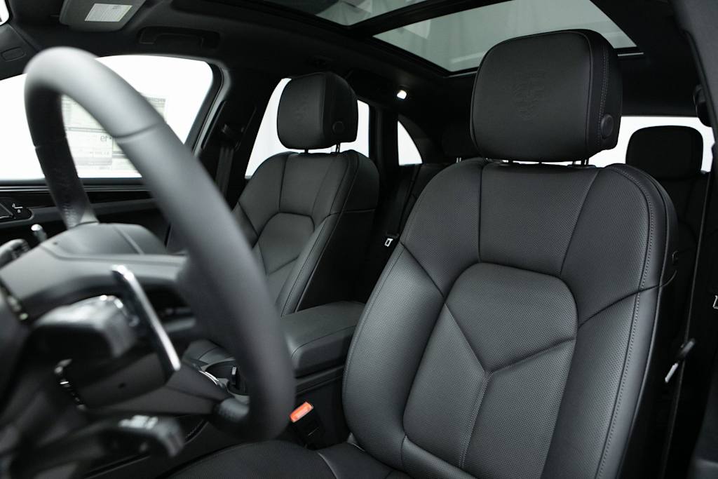 Thumbnail: 2026 Porsche Macan - 9