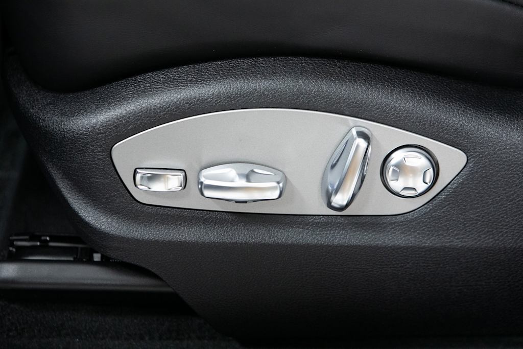 Thumbnail: 2026 Porsche Macan - 20