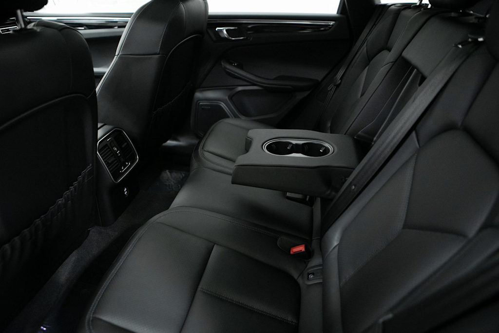 Thumbnail: 2026 Porsche Macan - 30