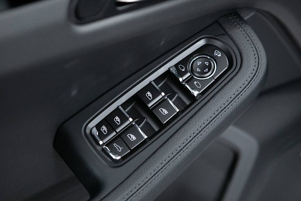 Thumbnail: 2026 Porsche Macan - 21