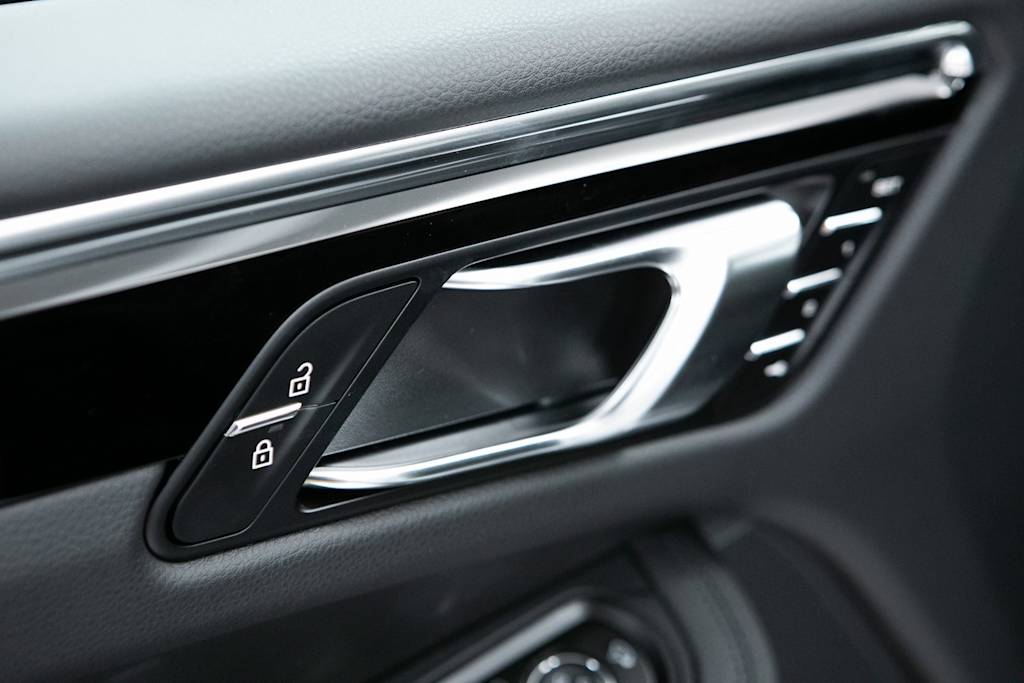 Thumbnail: 2026 Porsche Macan - 22