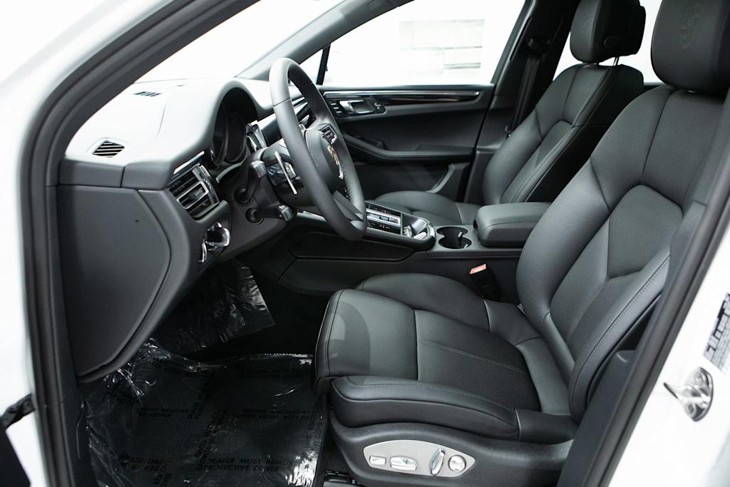 Thumbnail: 2026 Porsche Macan - 10