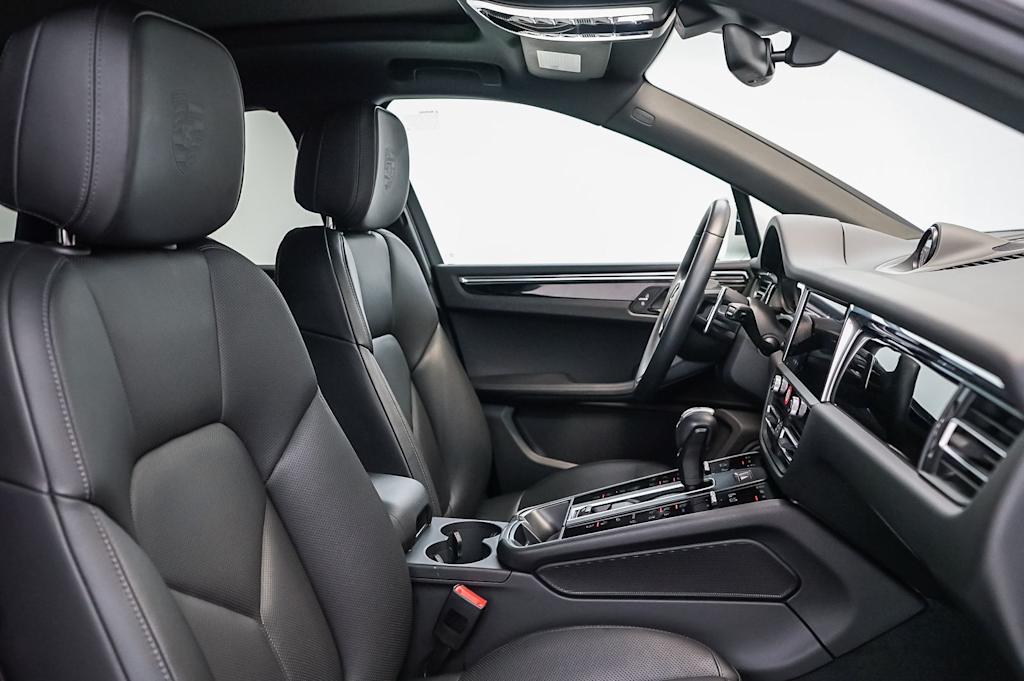Thumbnail: 2026 Porsche Macan - 12