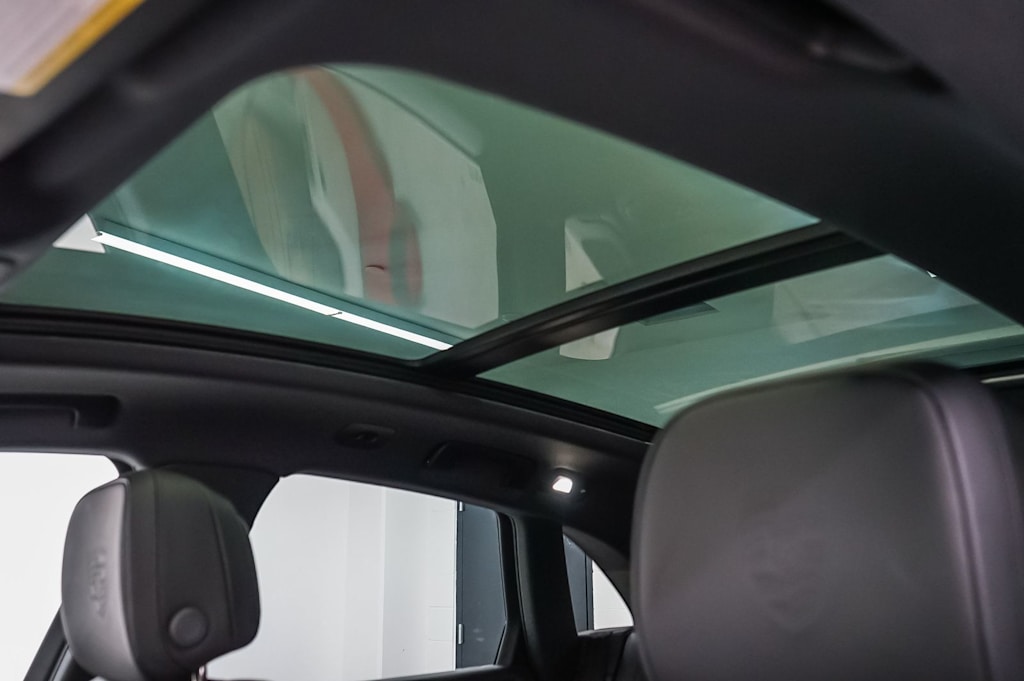 Thumbnail: 2026 Porsche Macan - 32
