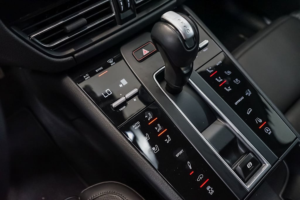 Thumbnail: 2026 Porsche Macan - 17