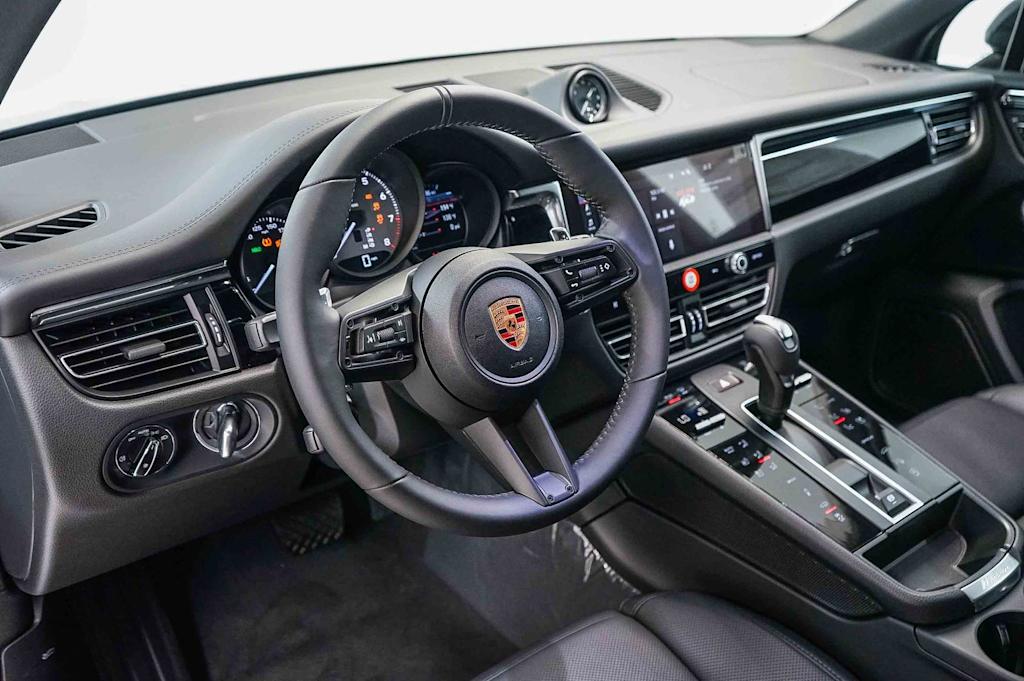 Thumbnail: 2026 Porsche Macan - 2