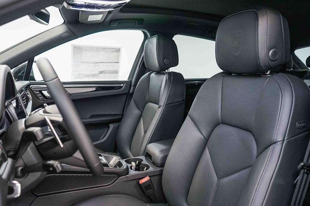 Thumbnail: 2026 Porsche Macan - 10