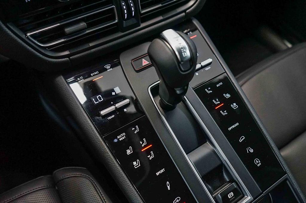 Thumbnail: 2026 Porsche Macan - 15