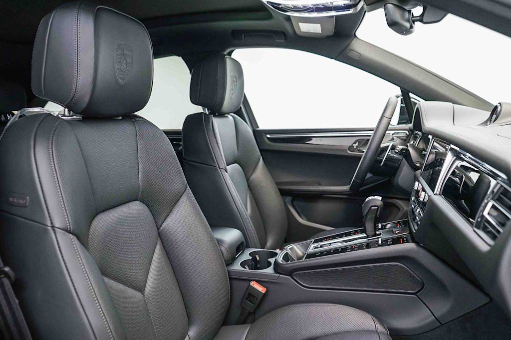 Thumbnail: 2026 Porsche Macan - 11