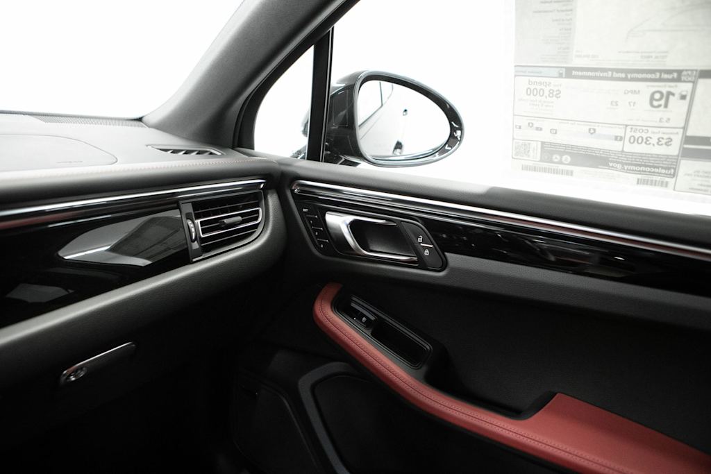 Thumbnail: 2026 Porsche Macan - 30