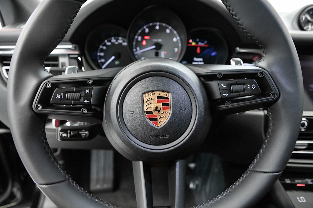Thumbnail: 2026 Porsche Macan - 21