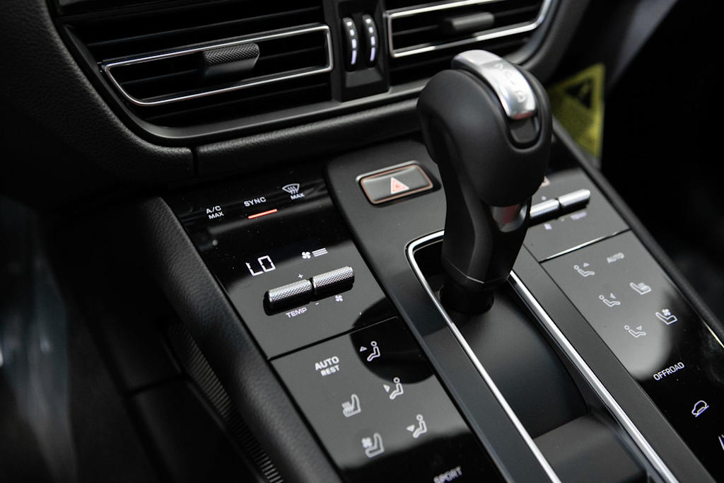 Thumbnail: 2026 Porsche Macan - 28