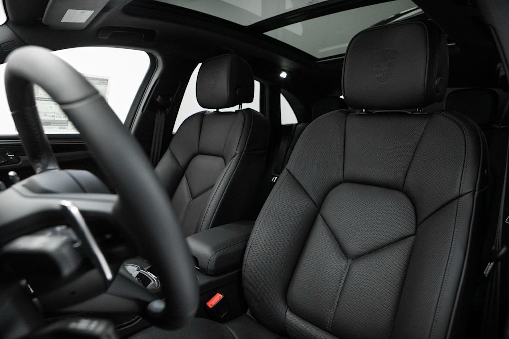 Thumbnail: 2026 Porsche Macan - 8