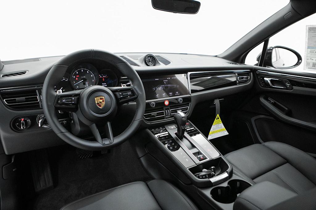 Thumbnail: 2026 Porsche Macan - 7