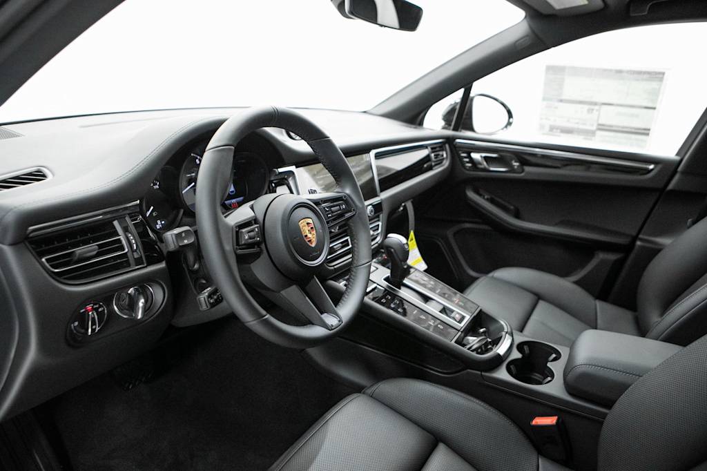 Thumbnail: 2026 Porsche Macan - 2