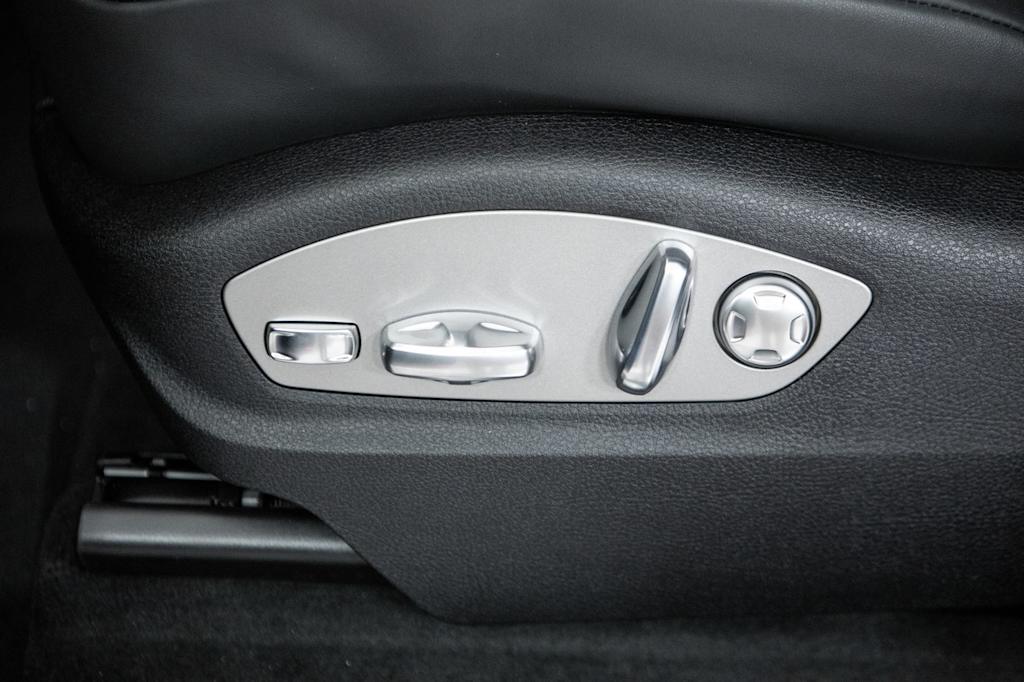 Thumbnail: 2026 Porsche Macan - 27