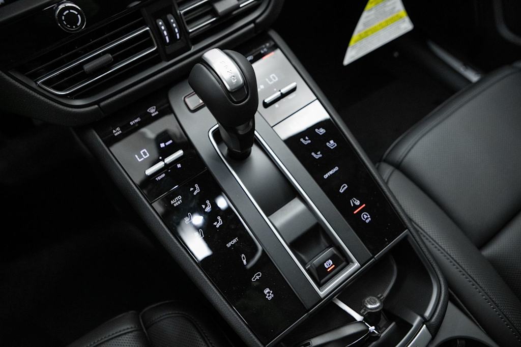 Thumbnail: 2026 Porsche Macan - 12