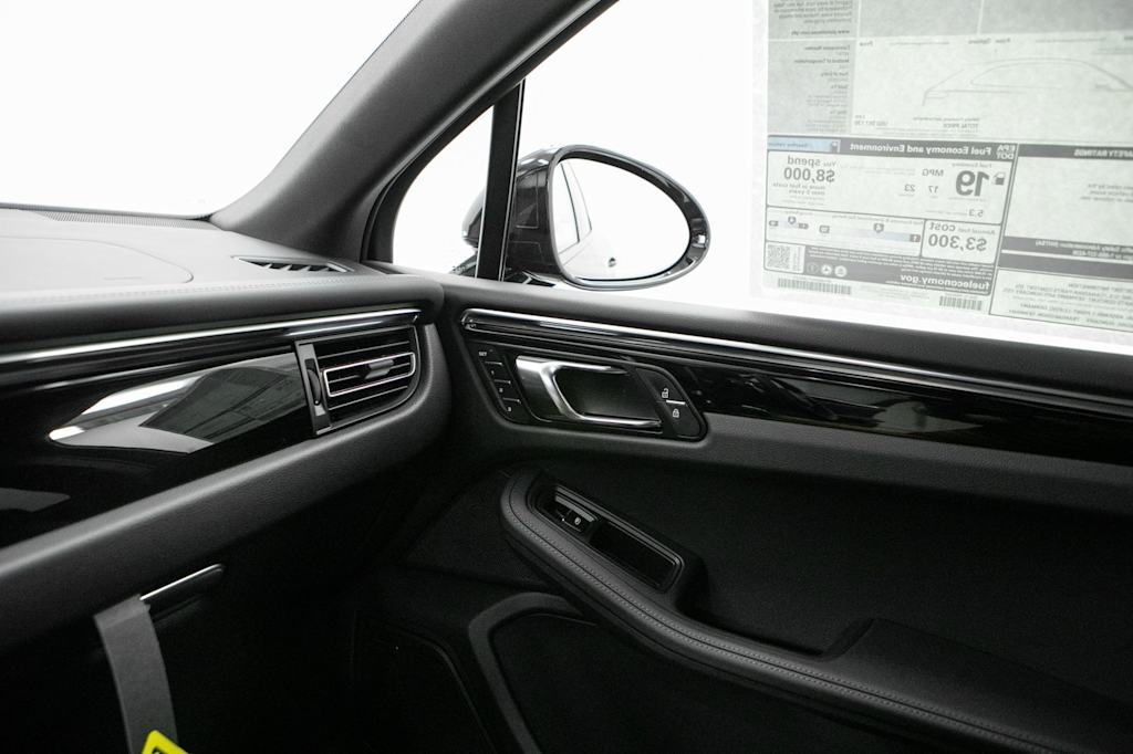 Thumbnail: 2026 Porsche Macan - 33
