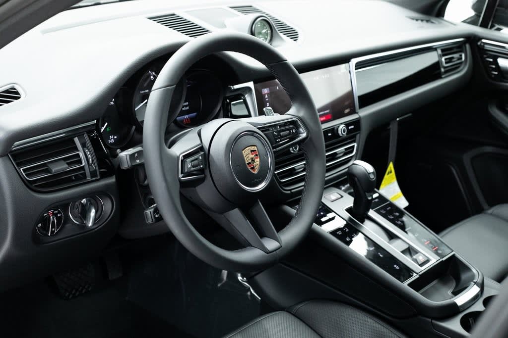 Thumbnail: 2025 Porsche Macan - 2
