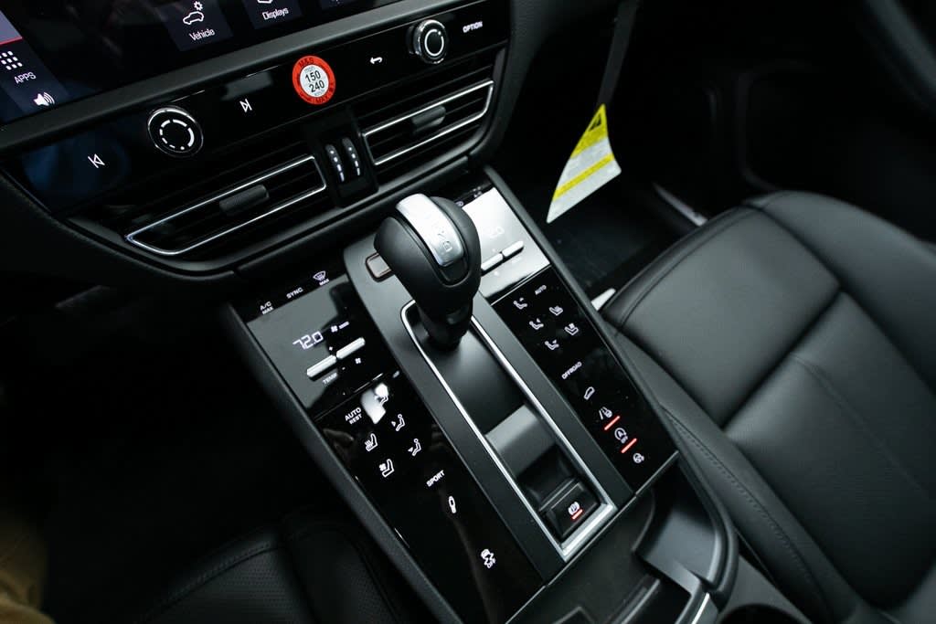 Thumbnail: 2025 Porsche Macan - 14