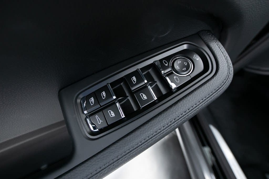 Thumbnail: 2025 Porsche Macan - 21