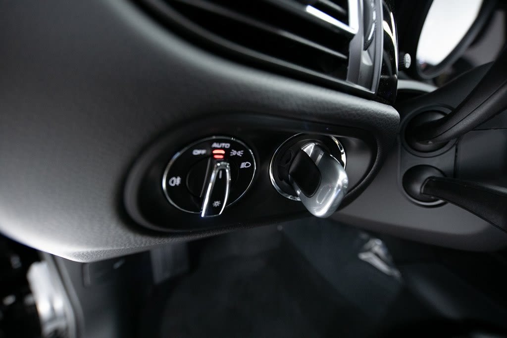 Thumbnail: 2025 Porsche Macan - 23