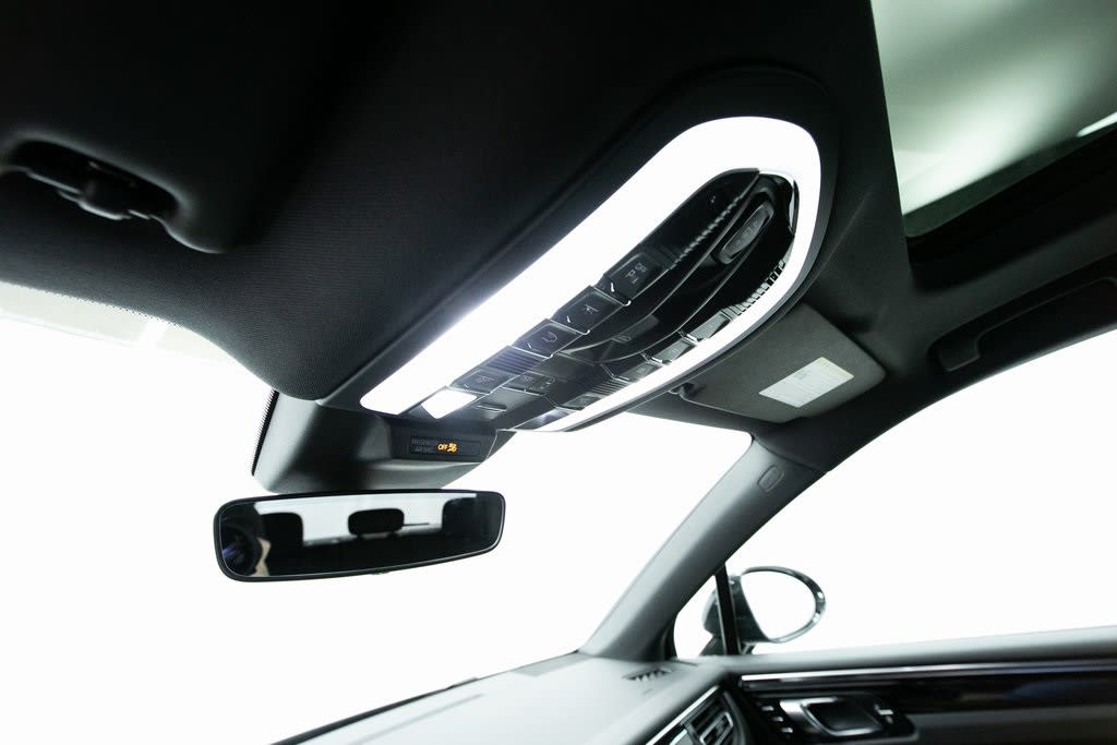 Thumbnail: 2025 Porsche Macan - 27