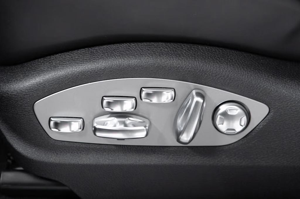 Thumbnail: 2026 Porsche Macan - 26