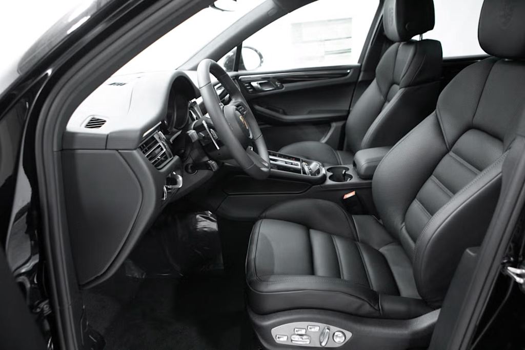 Thumbnail: 2026 Porsche Macan - 10