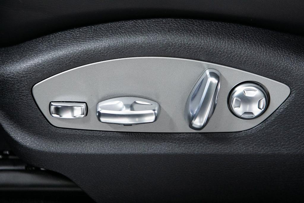 Thumbnail: 2026 Porsche Macan - 18