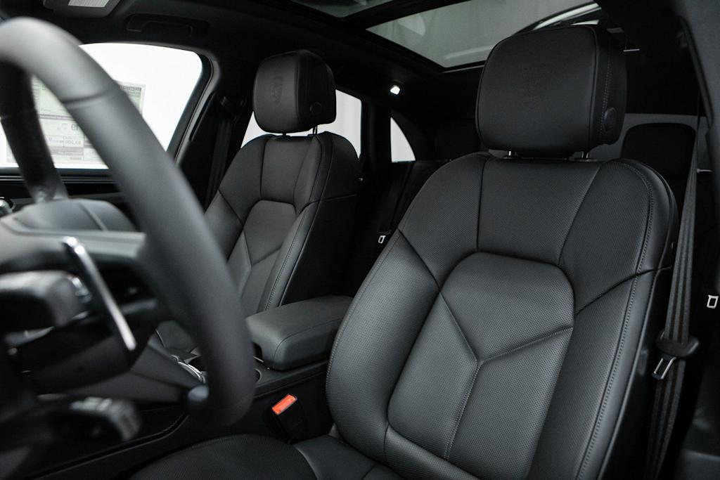 Thumbnail: 2026 Porsche Macan - 10