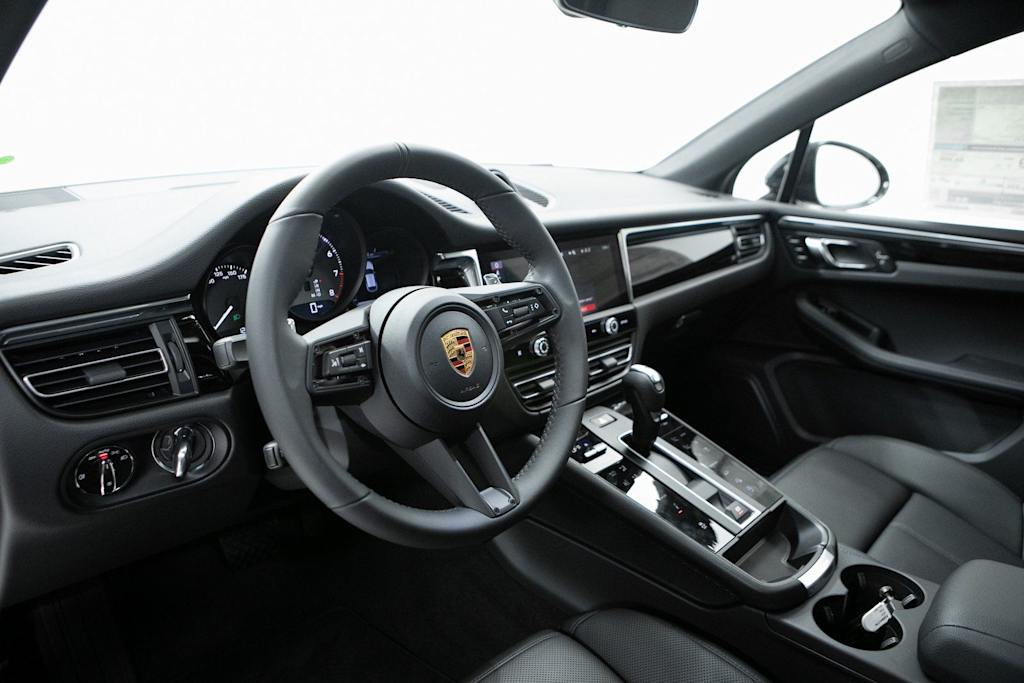 Thumbnail: 2026 Porsche Macan - 2