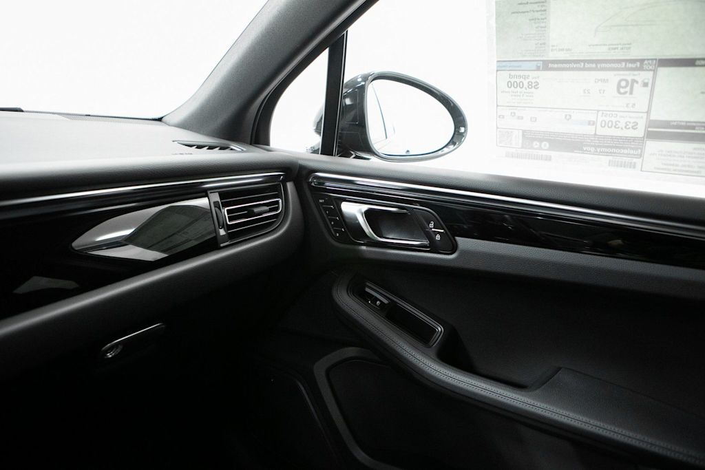 Thumbnail: 2026 Porsche Macan - 24