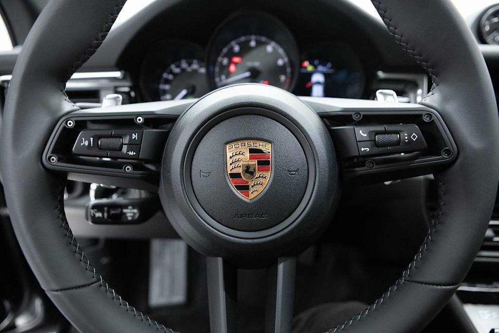 Thumbnail: 2026 Porsche Macan - 17
