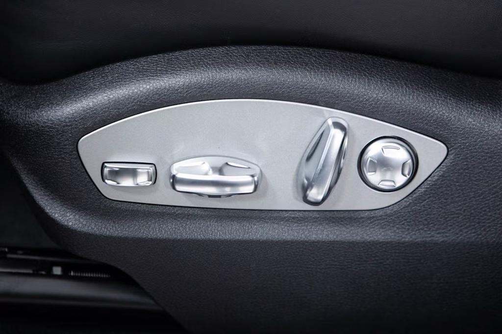 Thumbnail: 2026 Porsche Macan - 25