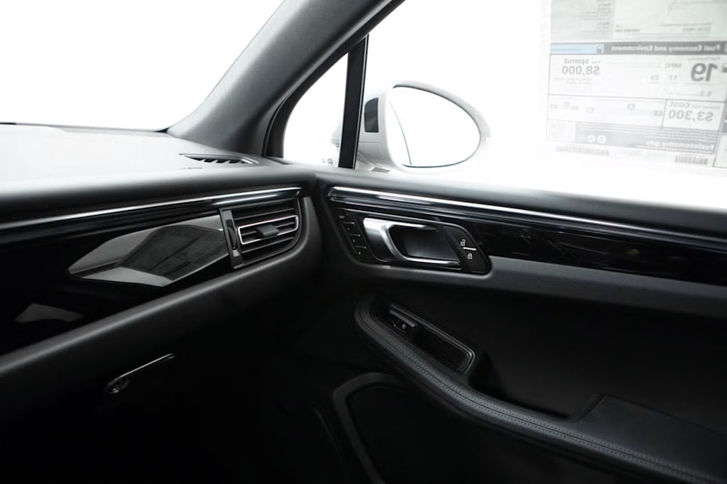 Thumbnail: 2026 Porsche Macan - 33