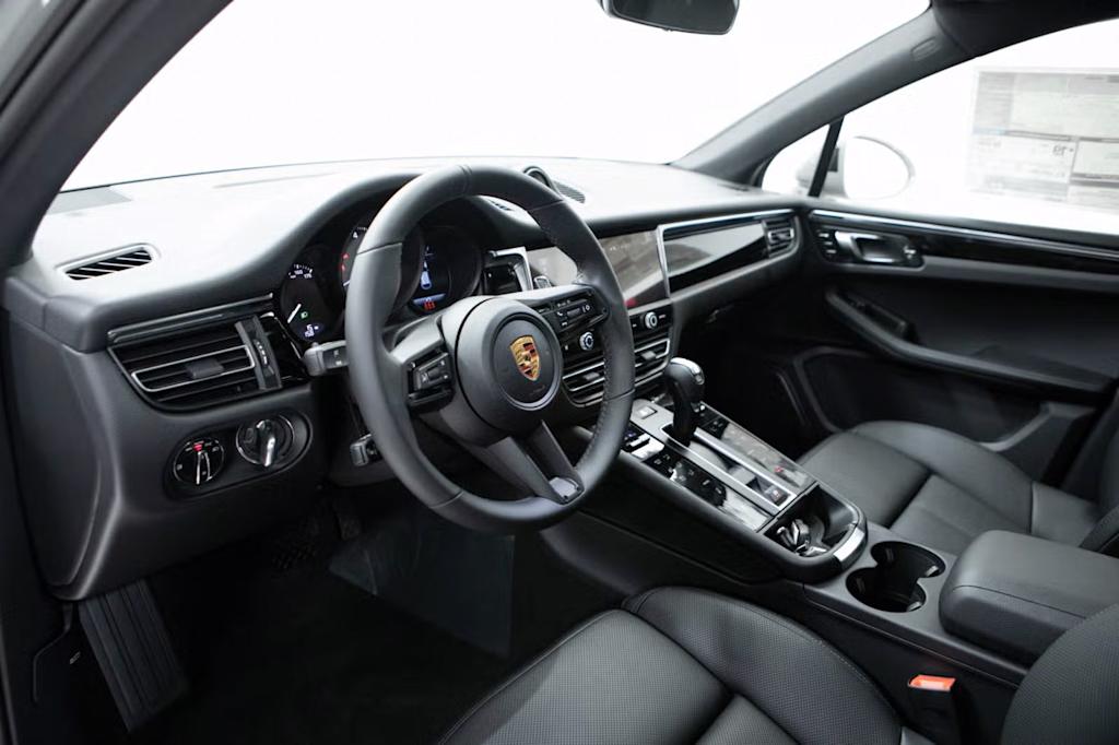 Thumbnail: 2026 Porsche Macan - 2