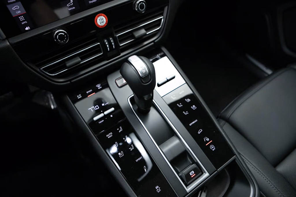Thumbnail: 2026 Porsche Macan - 28