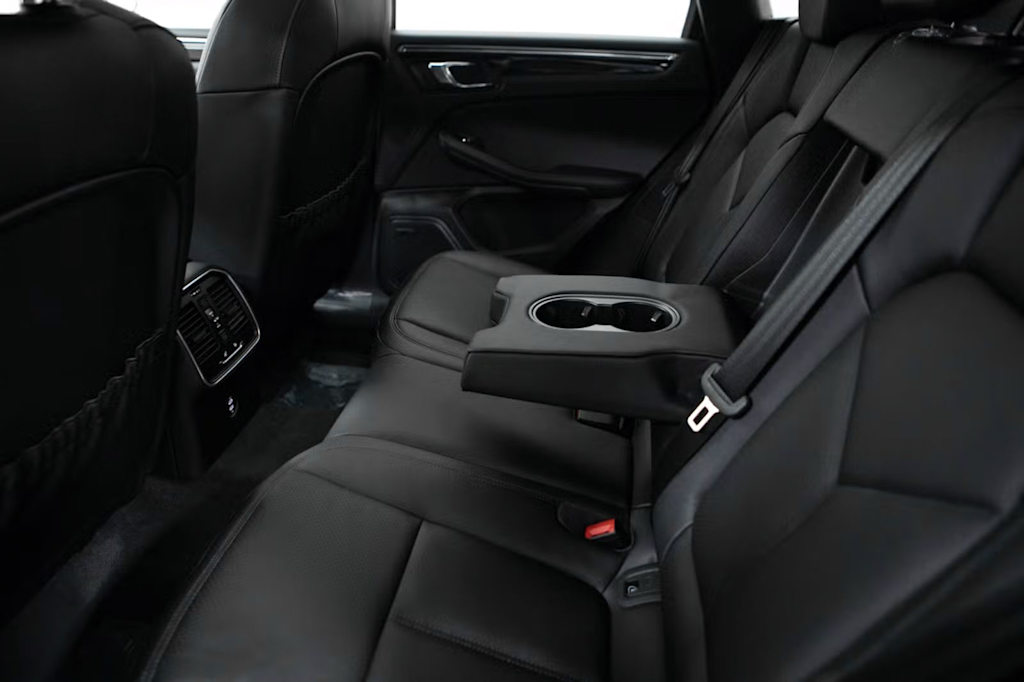 Thumbnail: 2026 Porsche Macan - 35