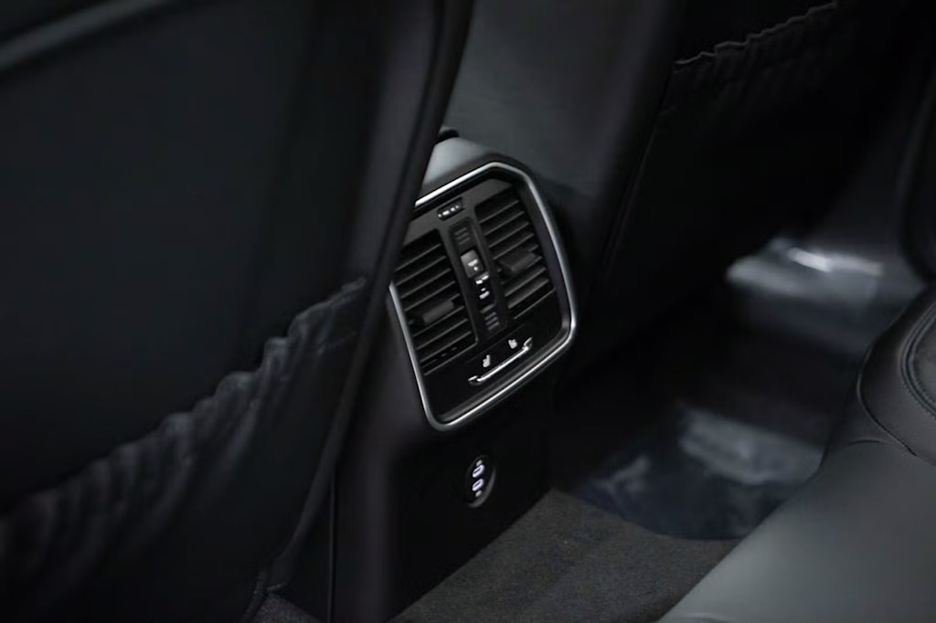 Thumbnail: 2026 Porsche Macan - 34