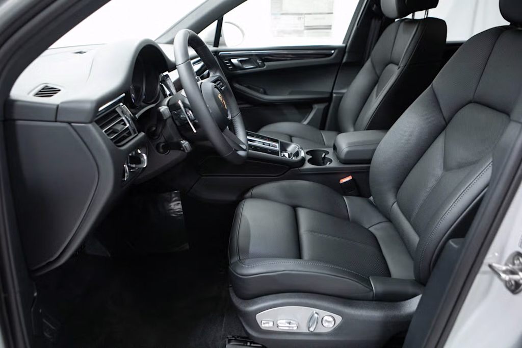 Thumbnail: 2026 Porsche Macan - 10