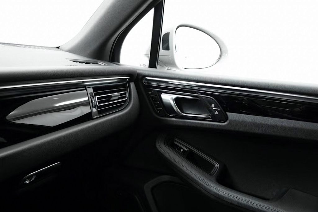 Thumbnail: 2025 Porsche Macan - 25