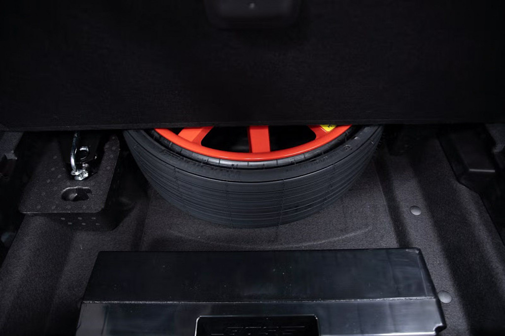 Thumbnail: 2025 Porsche Macan - 32