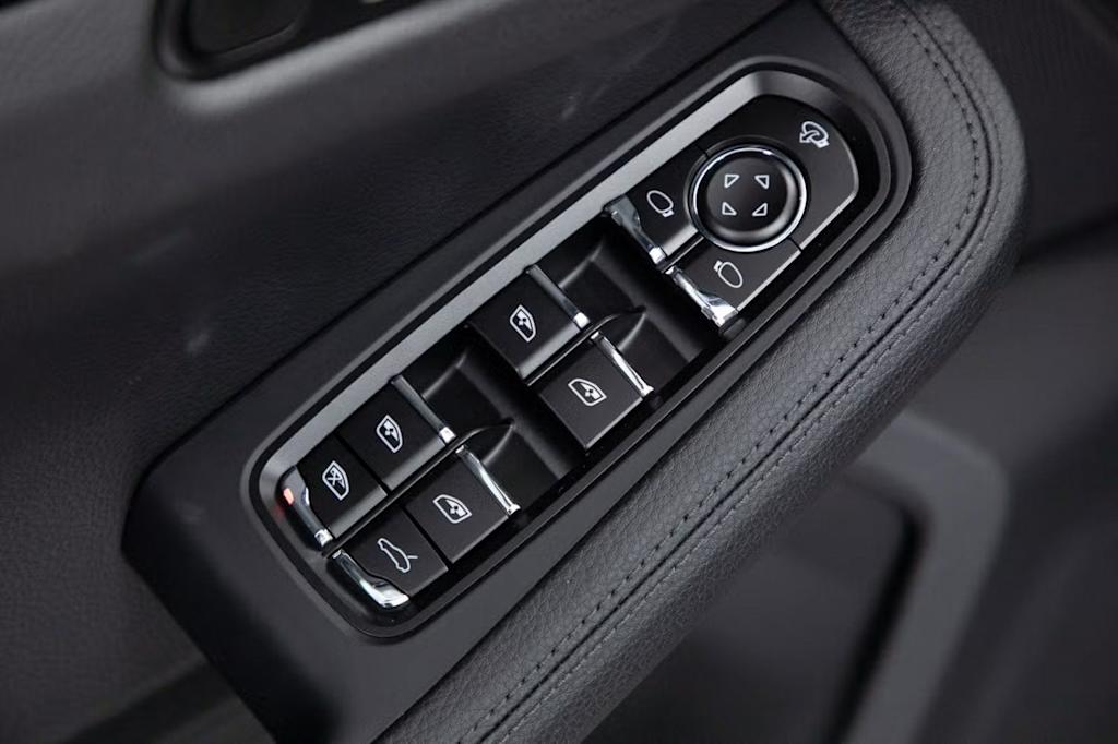 Thumbnail: 2025 Porsche Macan - 22