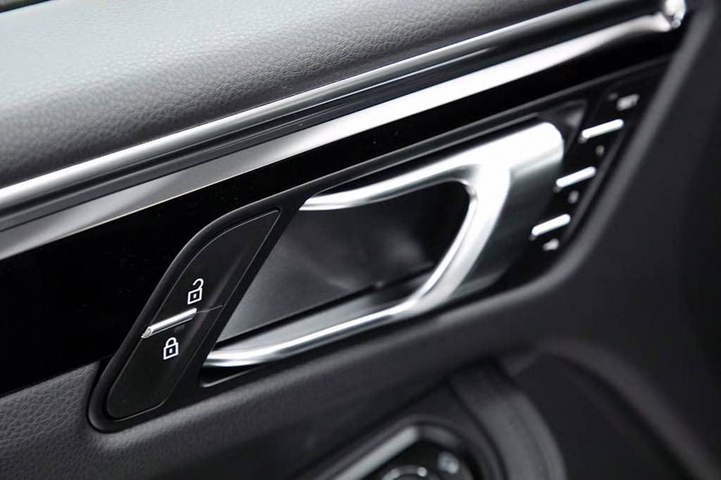 Thumbnail: 2025 Porsche Macan - 21