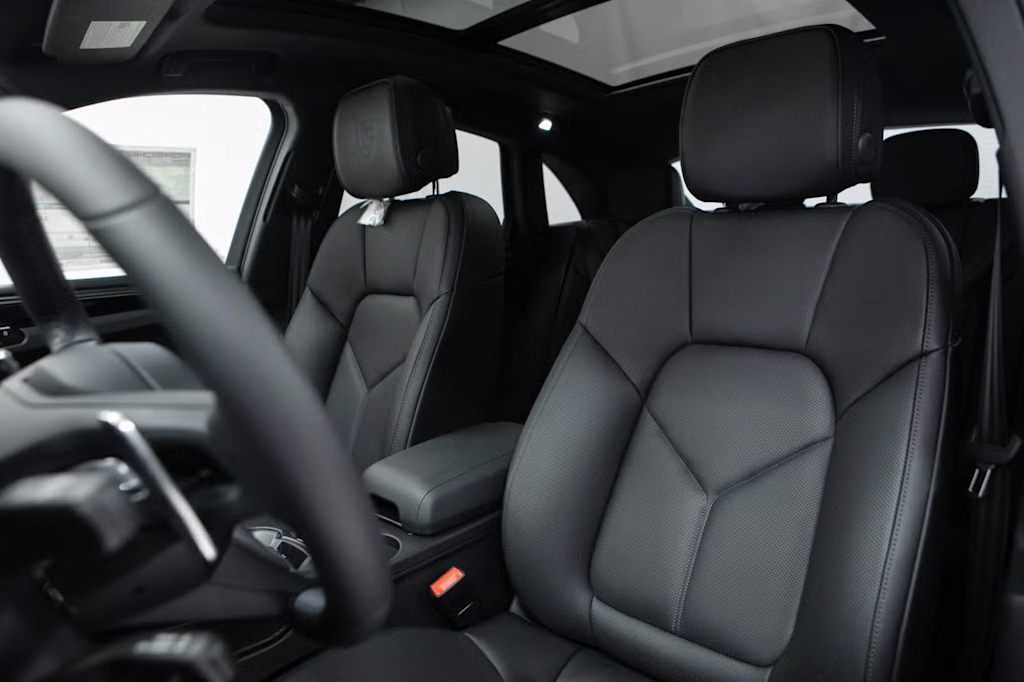 Thumbnail: 2026 Porsche Macan - 8