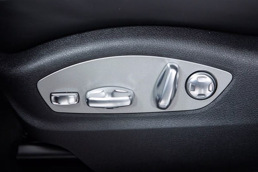 Thumbnail: 2026 Porsche Macan - 26