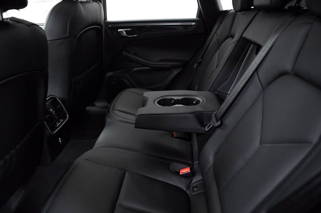 Thumbnail: 2026 Porsche Macan - 34
