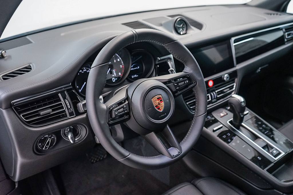 Thumbnail: 2026 Porsche Macan - 2